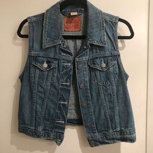 Levi's women's trucker vest