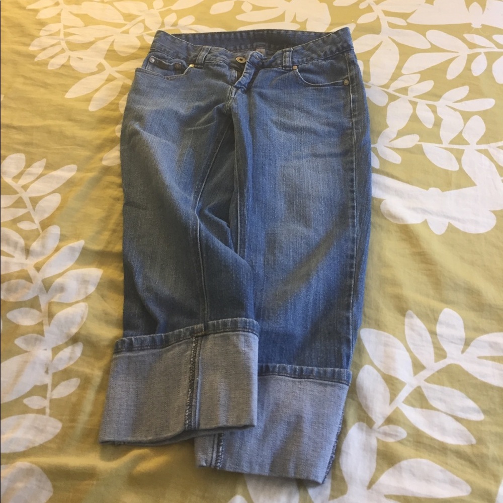 Cropped jeans.