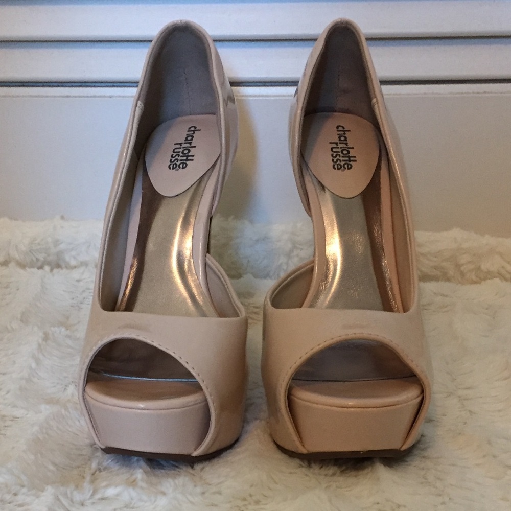 Light nude patent leather peep toe pumps