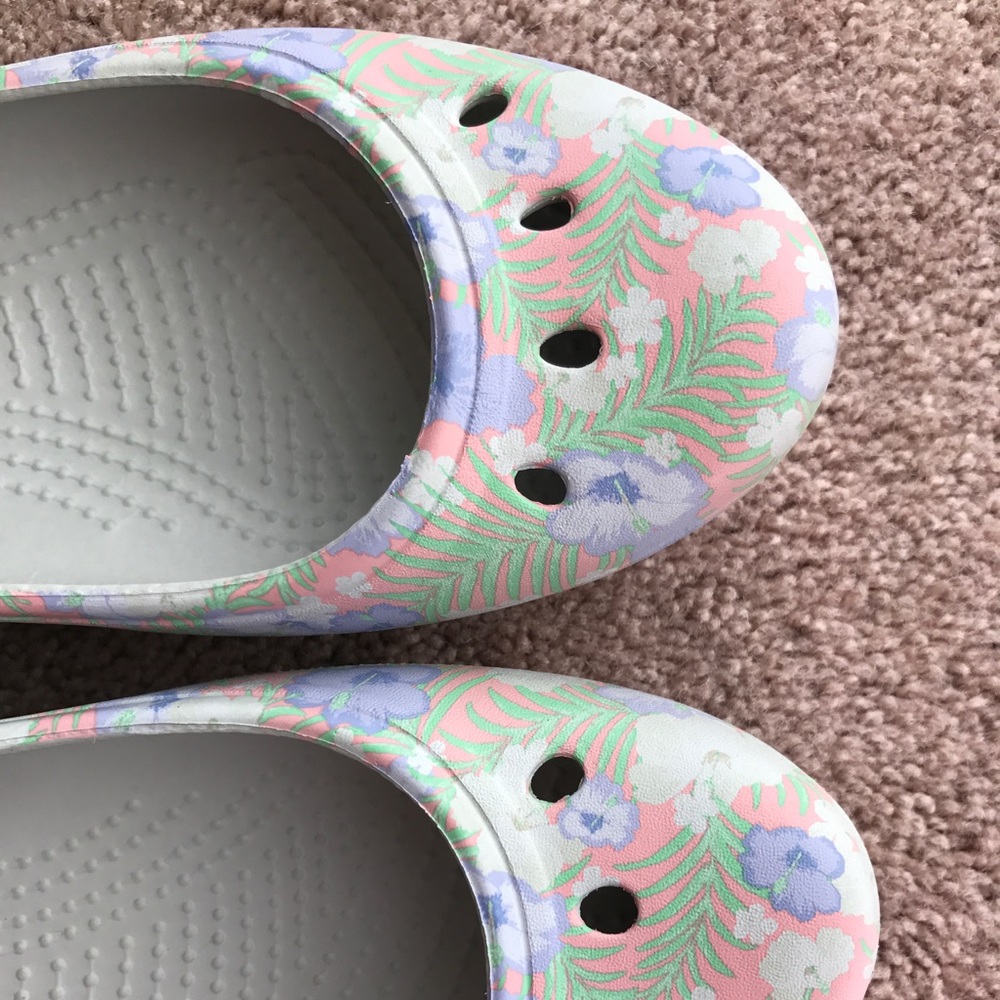 Brand NWT cute kadee graphic Crocs!
