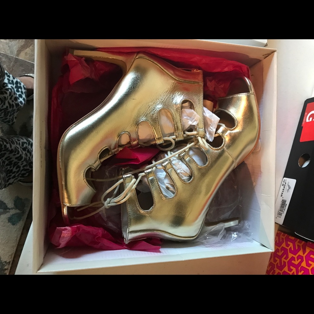 OBSESSION RULES. Ankle Booties ❤️