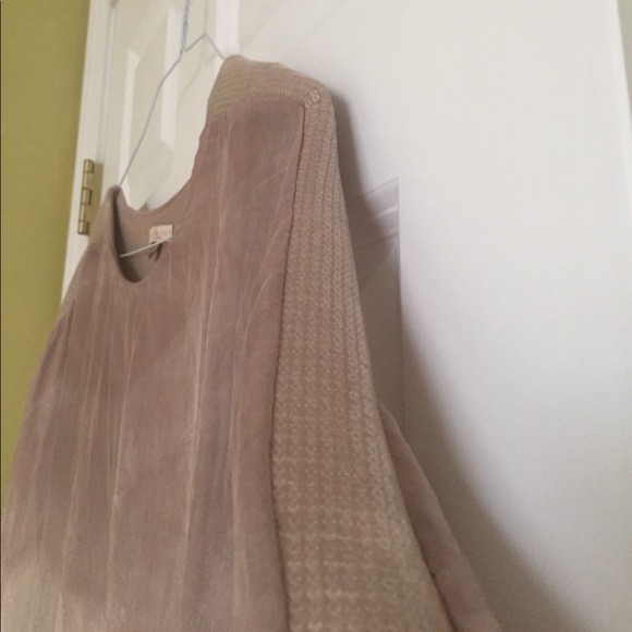 Flowing shirt overlaying T-shirt. No tags. - Picture 3 of 5