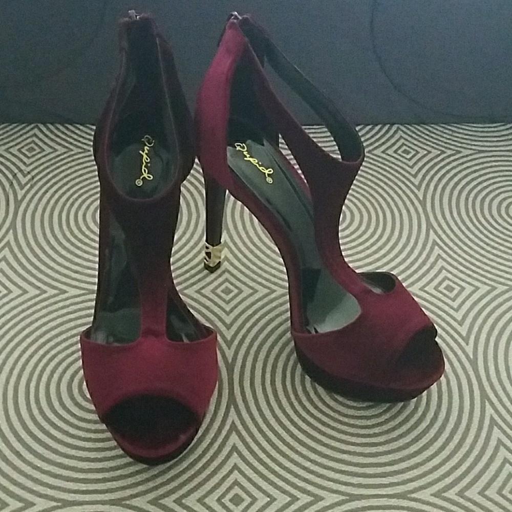 Beautiful maroon and gold velvet heels *BRAND NEW*
