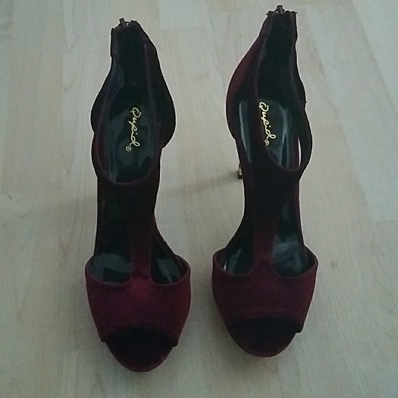 Beautiful maroon and gold velvet heels *BRAND NEW* - Picture 4 of 7