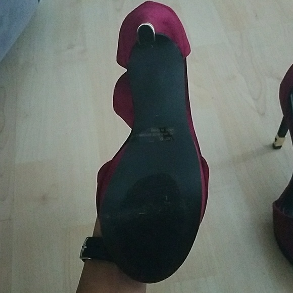 Beautiful maroon and gold velvet heels *BRAND NEW* - Picture 5 of 7