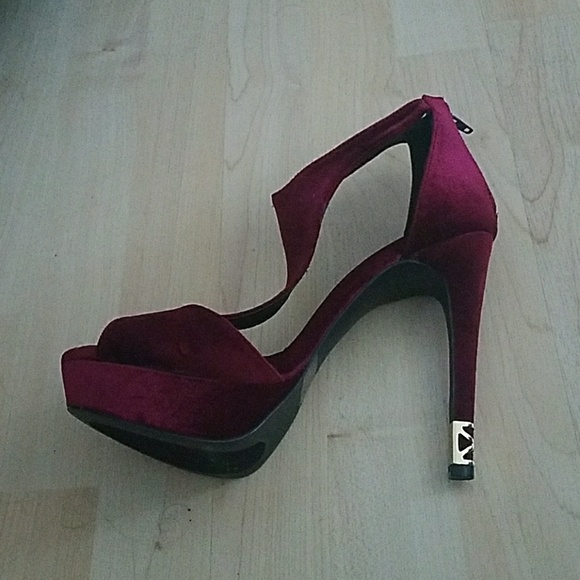 Beautiful maroon and gold velvet heels *BRAND NEW* - Picture 6 of 7