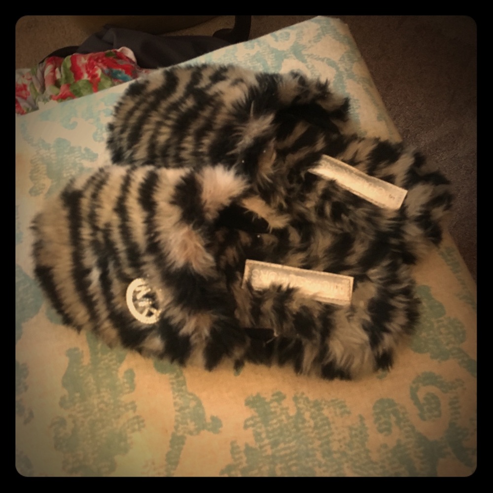 I am selling a pair of gently used slippers