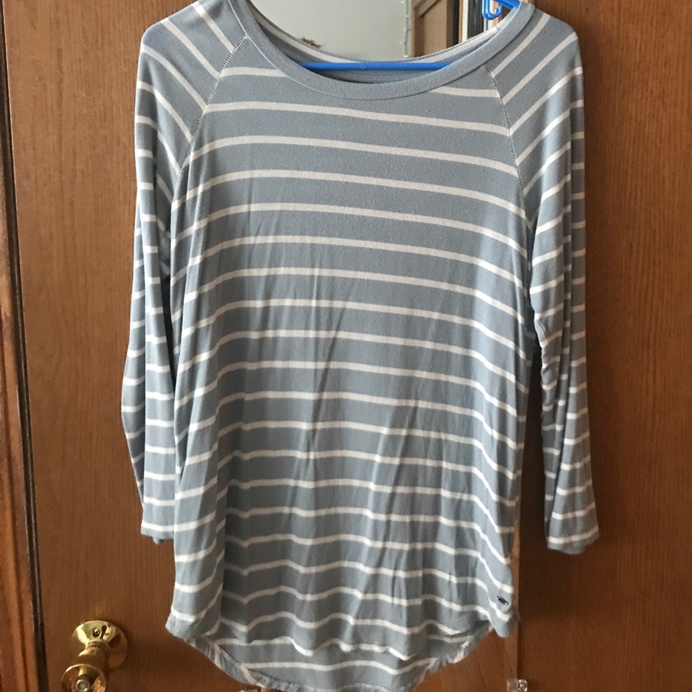 Three quarter long sleeve top