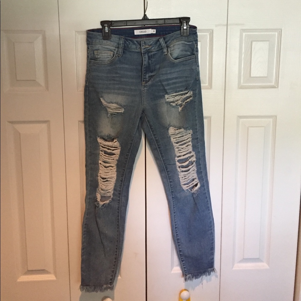 RIPPED FRAYED SKINNY JEANS