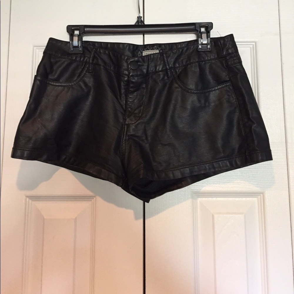 FAUX LEATHER SHORT