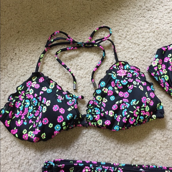 Billabong bikini with 2 different tops! - Picture 2 of 5