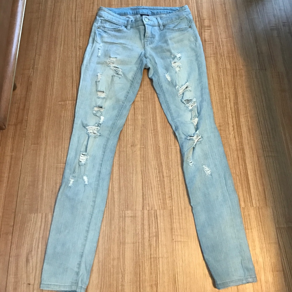 Lightwash Ripped Jeans