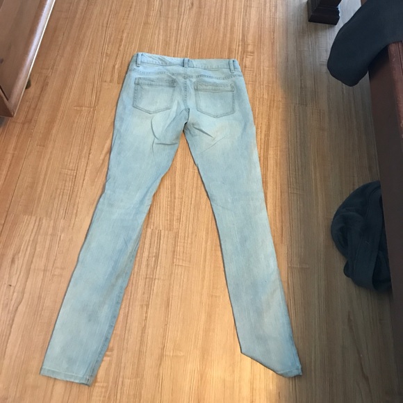 Lightwash Ripped Jeans - Picture 2 of 3