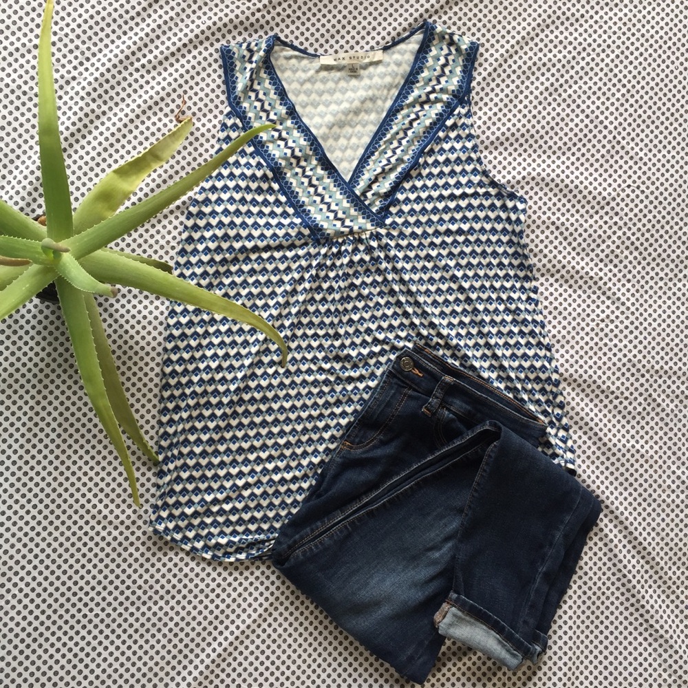 Sassy geometric sleeveless v-neck top