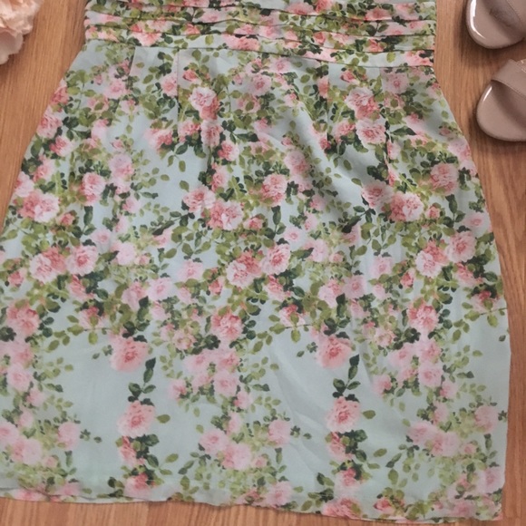 NWT Lovely Floral Dress - Picture 3 of 6
