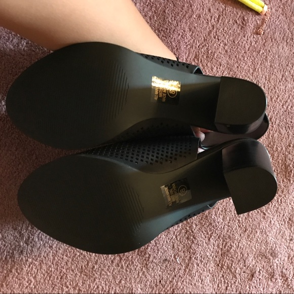 Black open toed heels - Picture 3 of 4