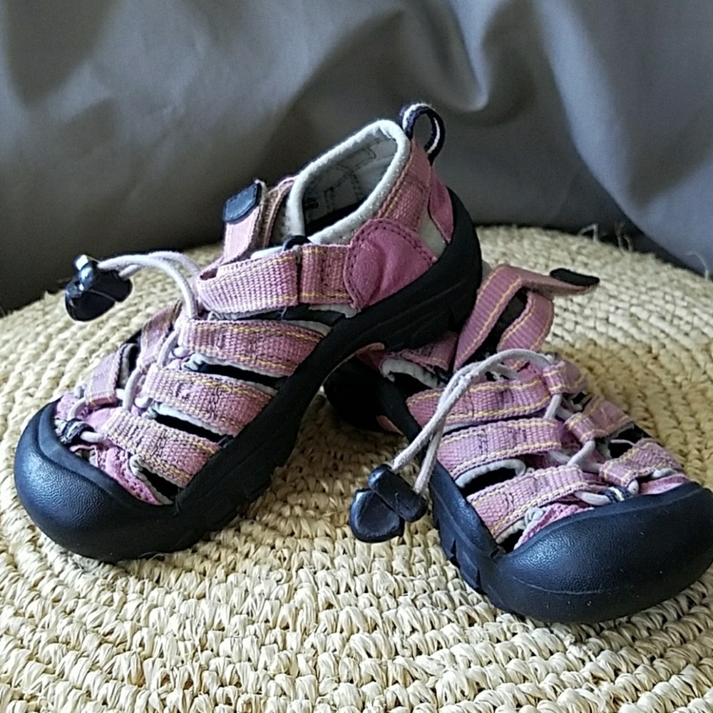 Girl's pink Keens