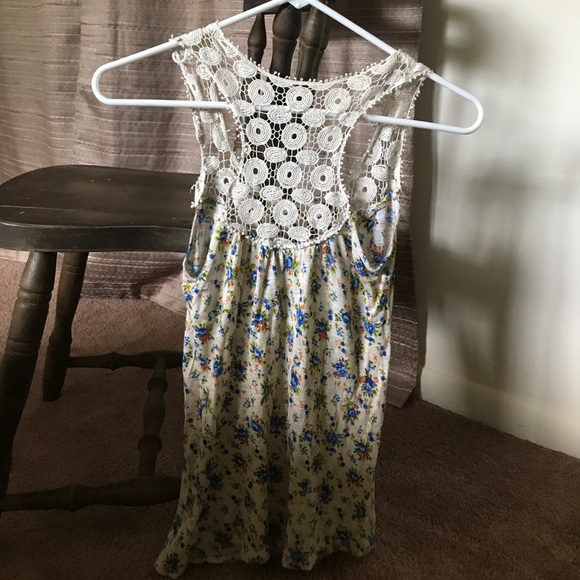 Women's Cream Floral Tank - Picture 2 of 4