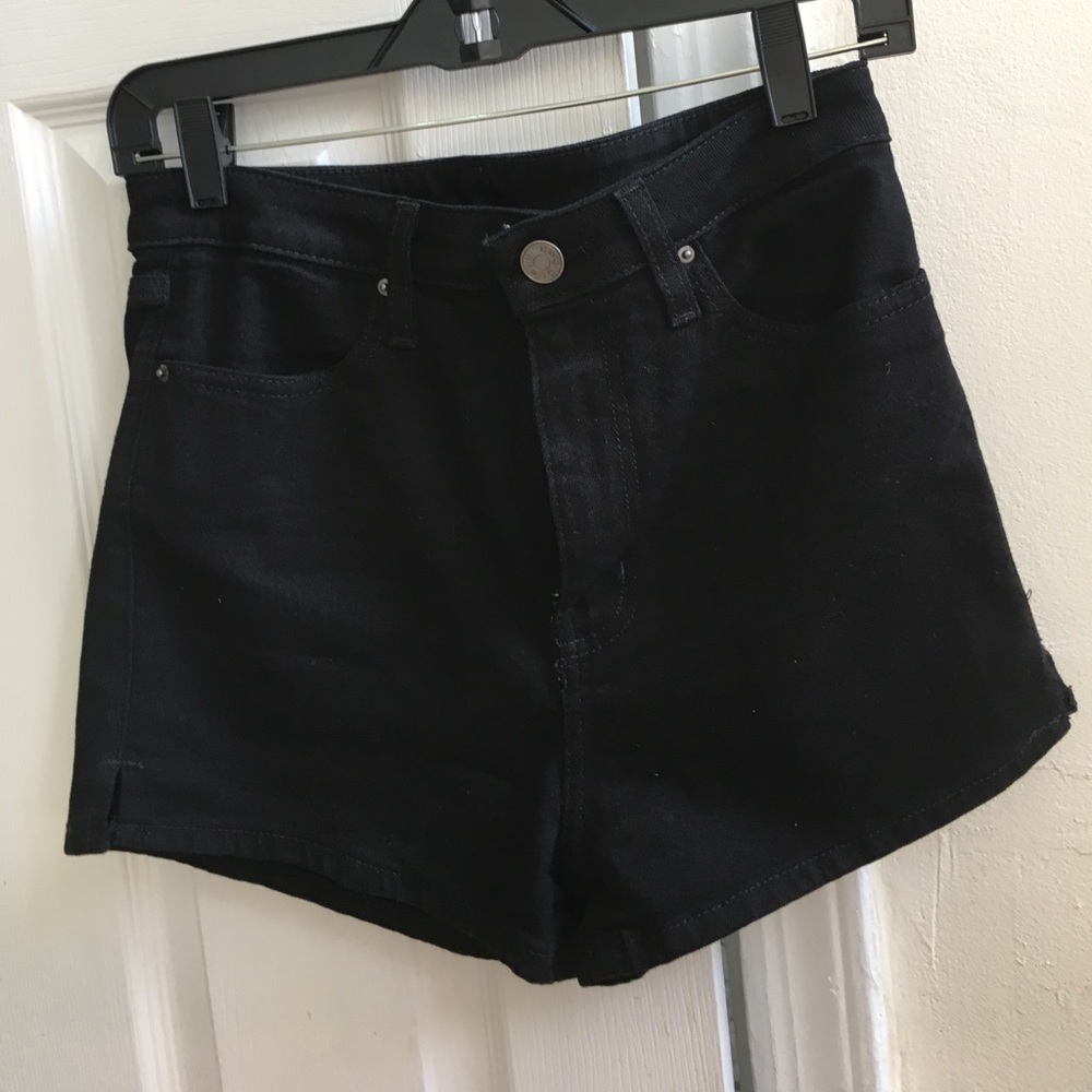 Pin-up high rise black denim shorts.