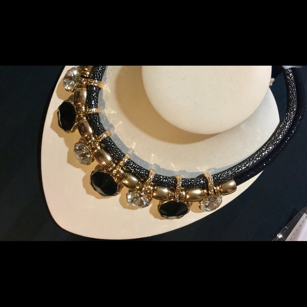 Necklace black and gold tone