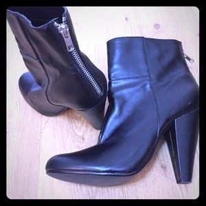 Hot ankle boots with zipper back!