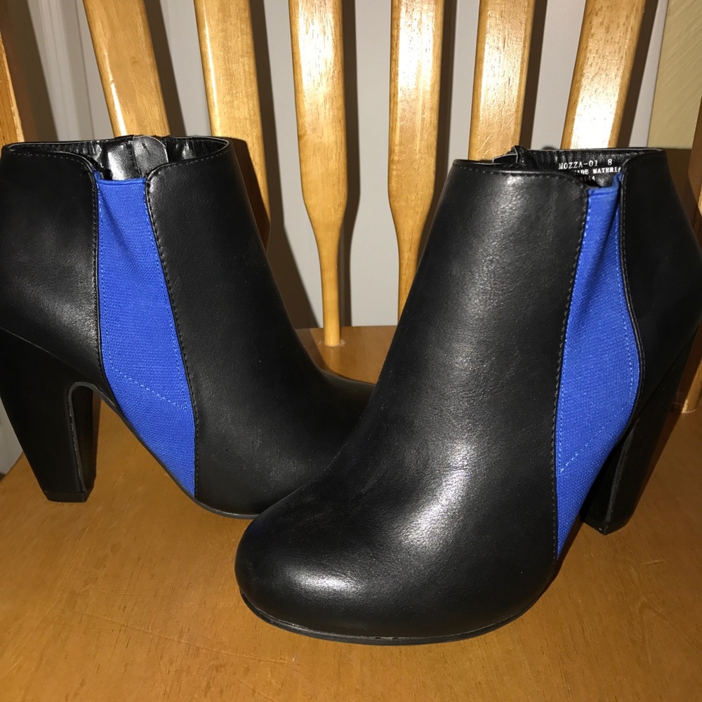 Boots w/ smaller heel and blue strip
