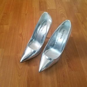 FINAL CHANCE - Silver Metallic Pumps