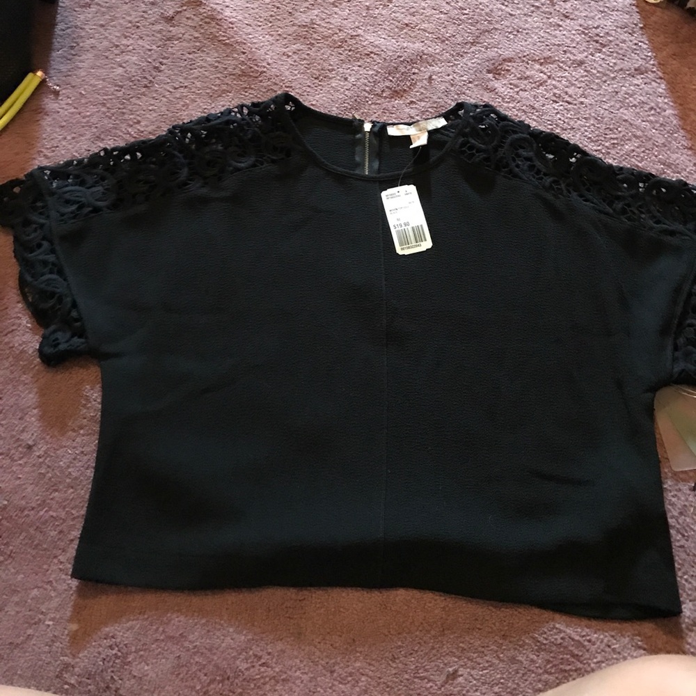 Black lace sleeve crop top