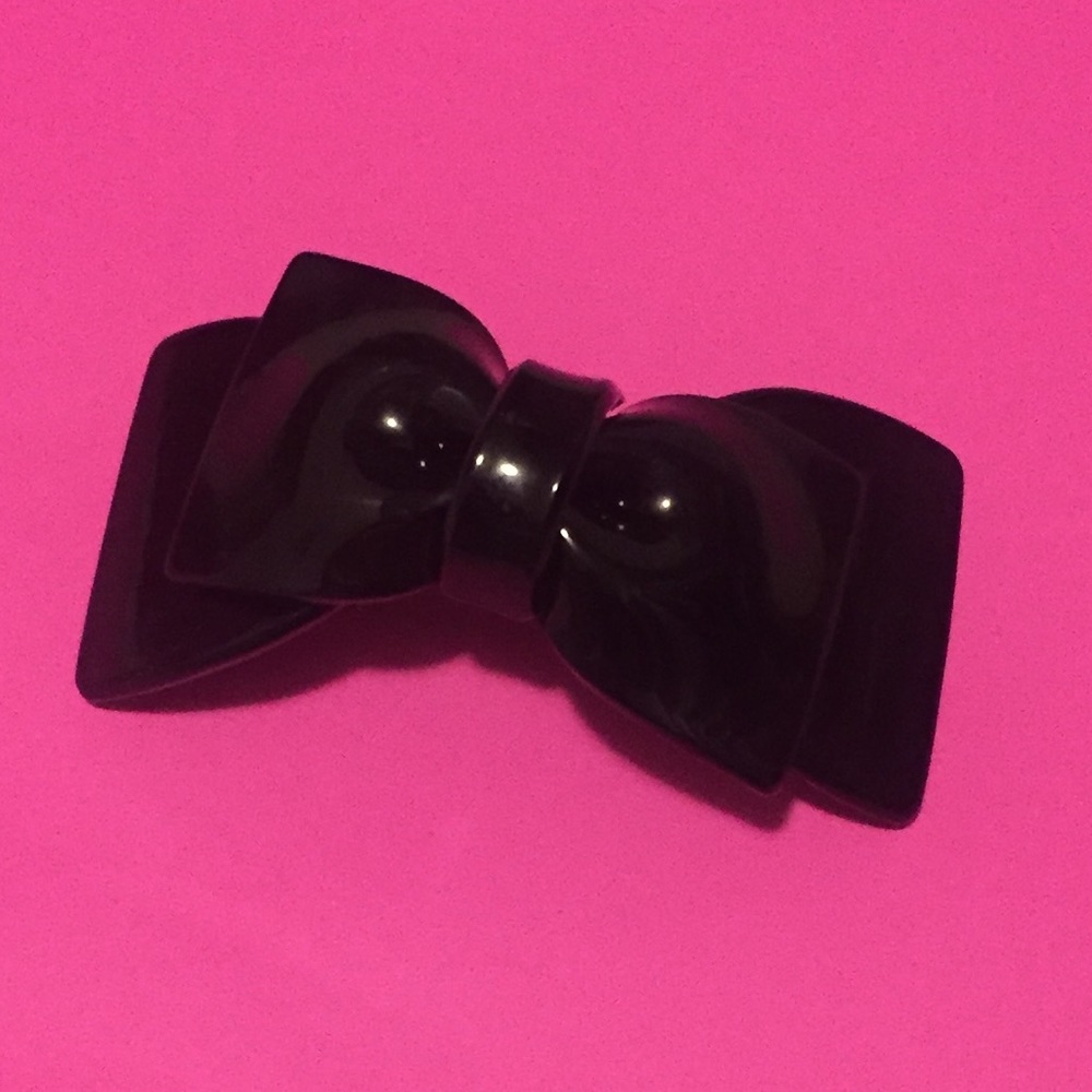 Large black bow hair clip