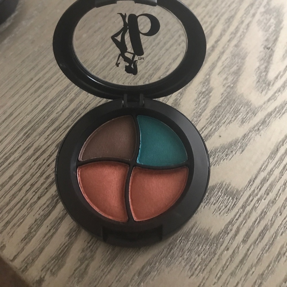 Bombshell Makeup Bundle - Picture 4 of 8