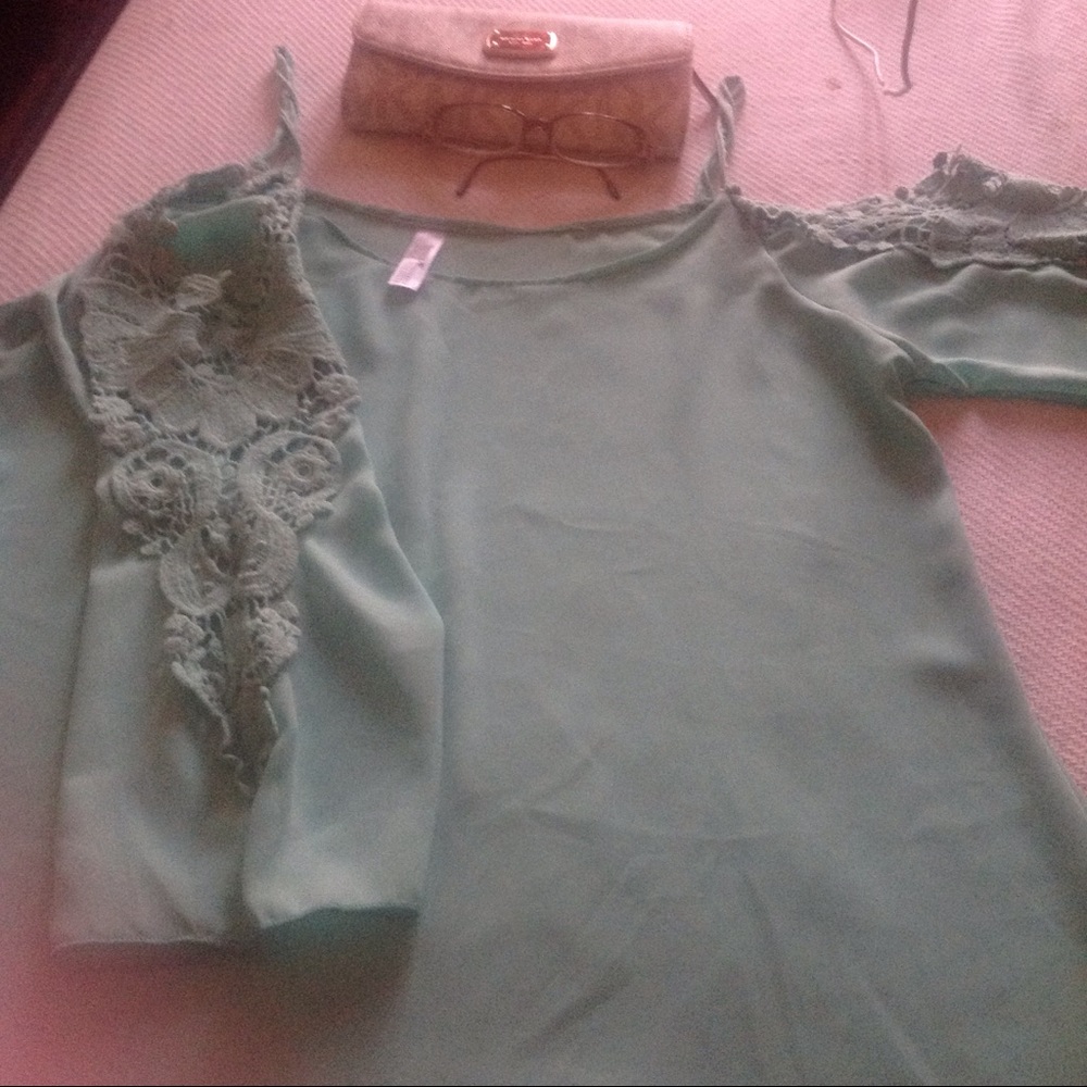Biutufful  light grin blouse