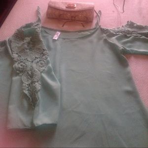 Biutufful light grin blouse