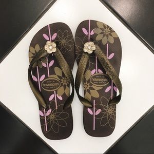 {Havaianas} Sandals with Rhinestone Flower