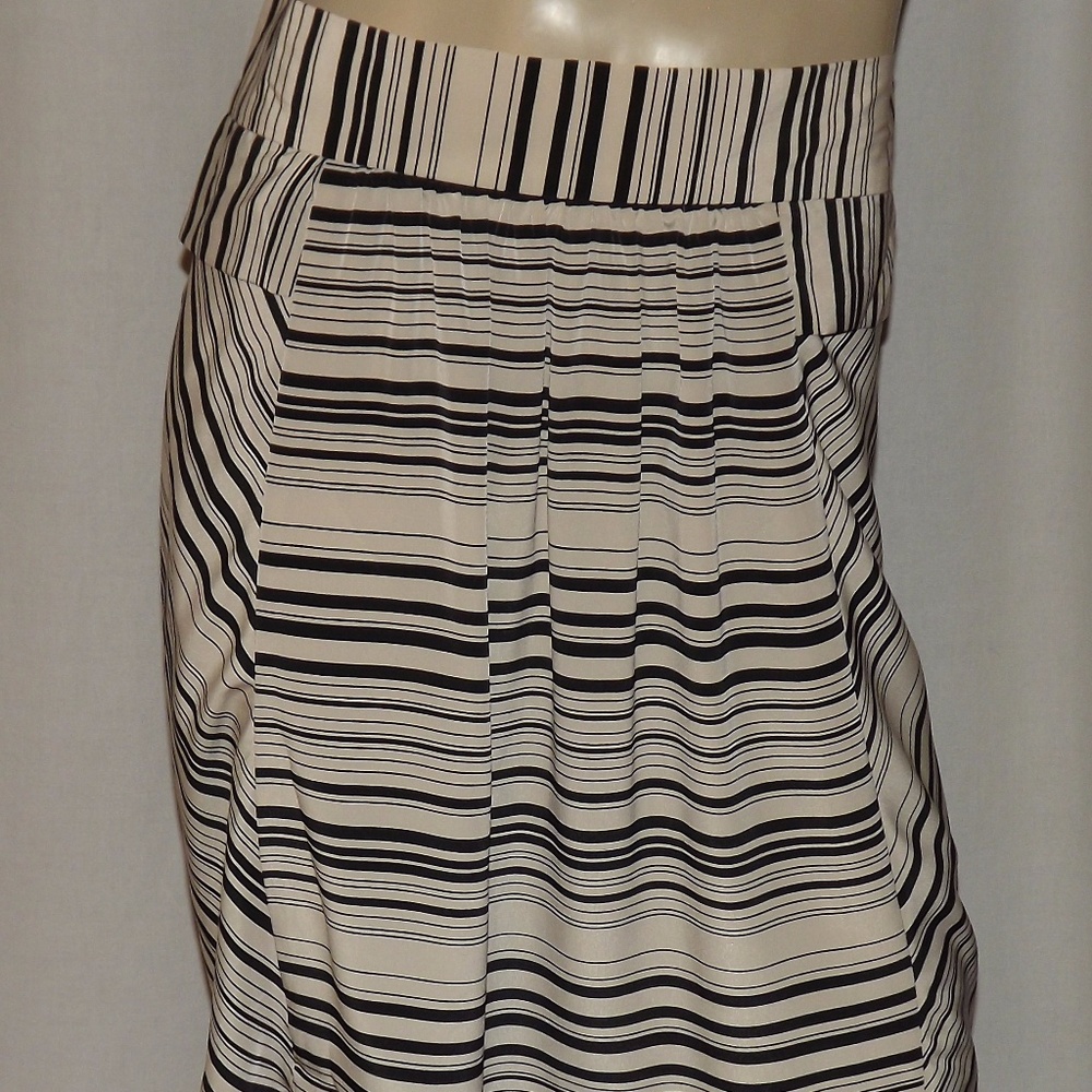 Everly Skirt Size S