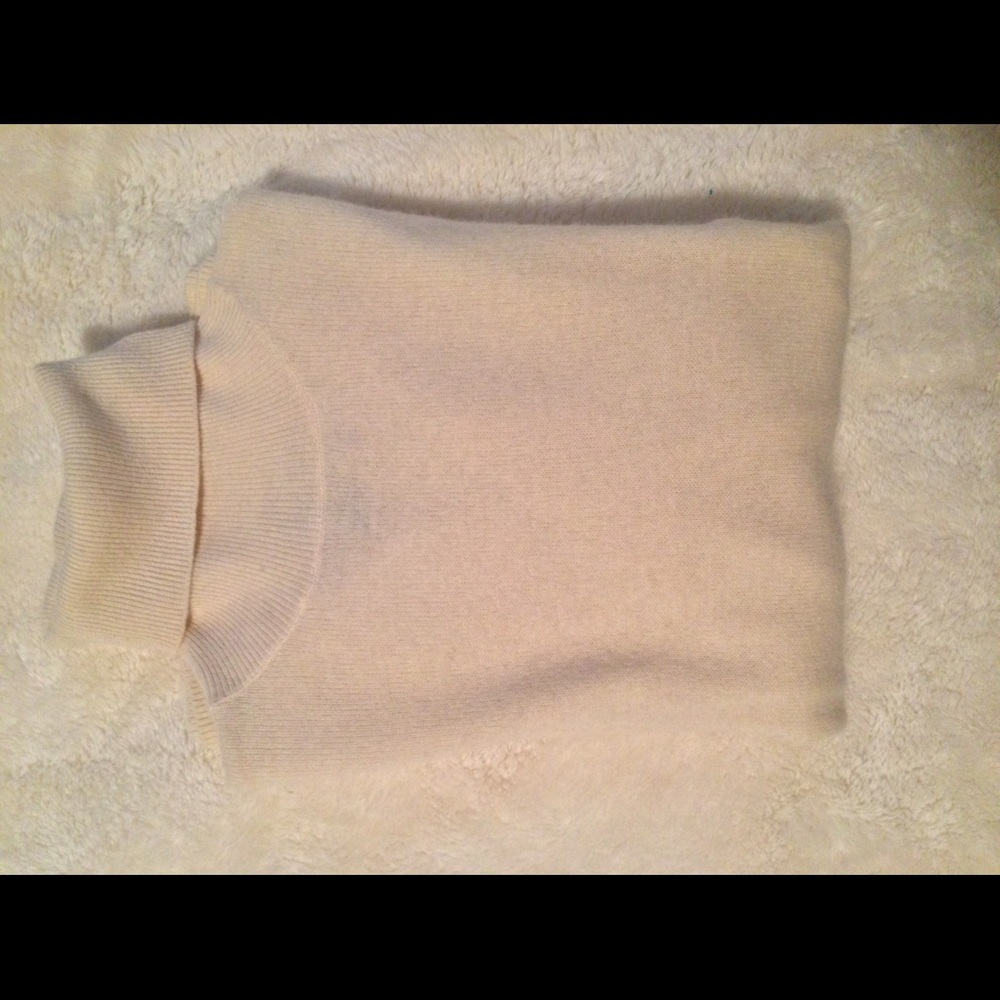 Cream-colored Turtle Neck Sweater, size XS