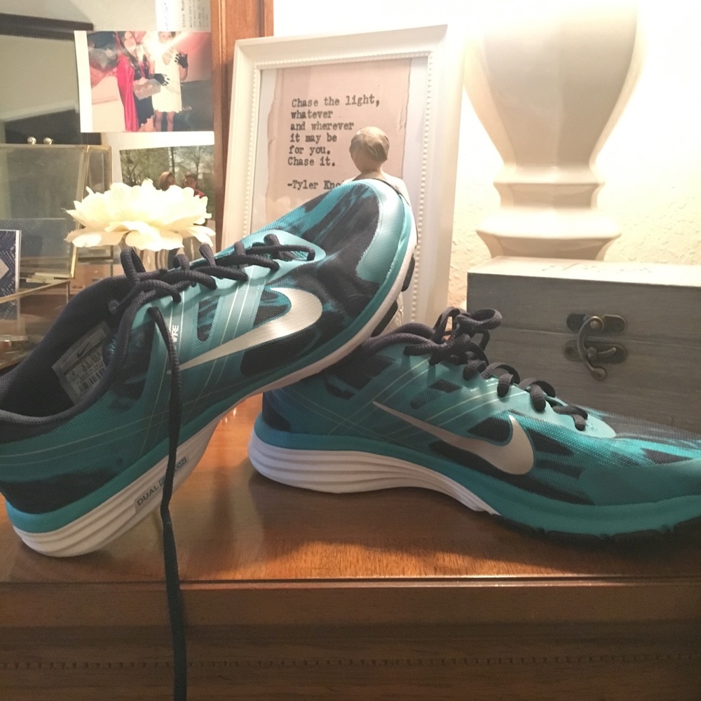 NIKE Fly-wire running sneakers