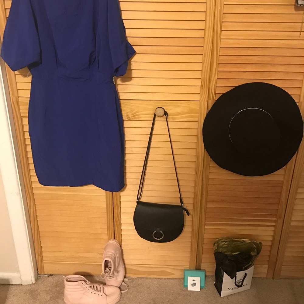 🎁Royal blue cold shoulder dress 👗🎁Back out!