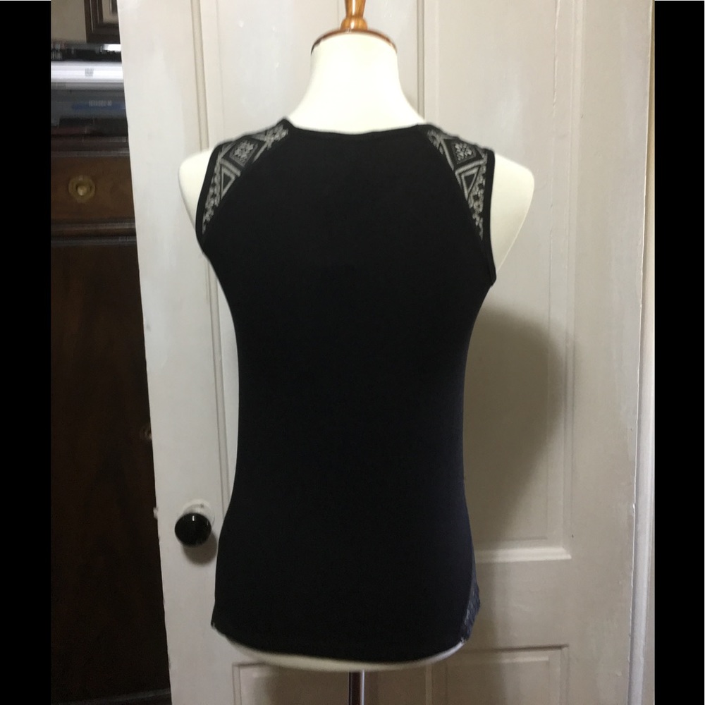 🌺🌺Sweet Black Top🌺🌺 - Picture 2 of 4