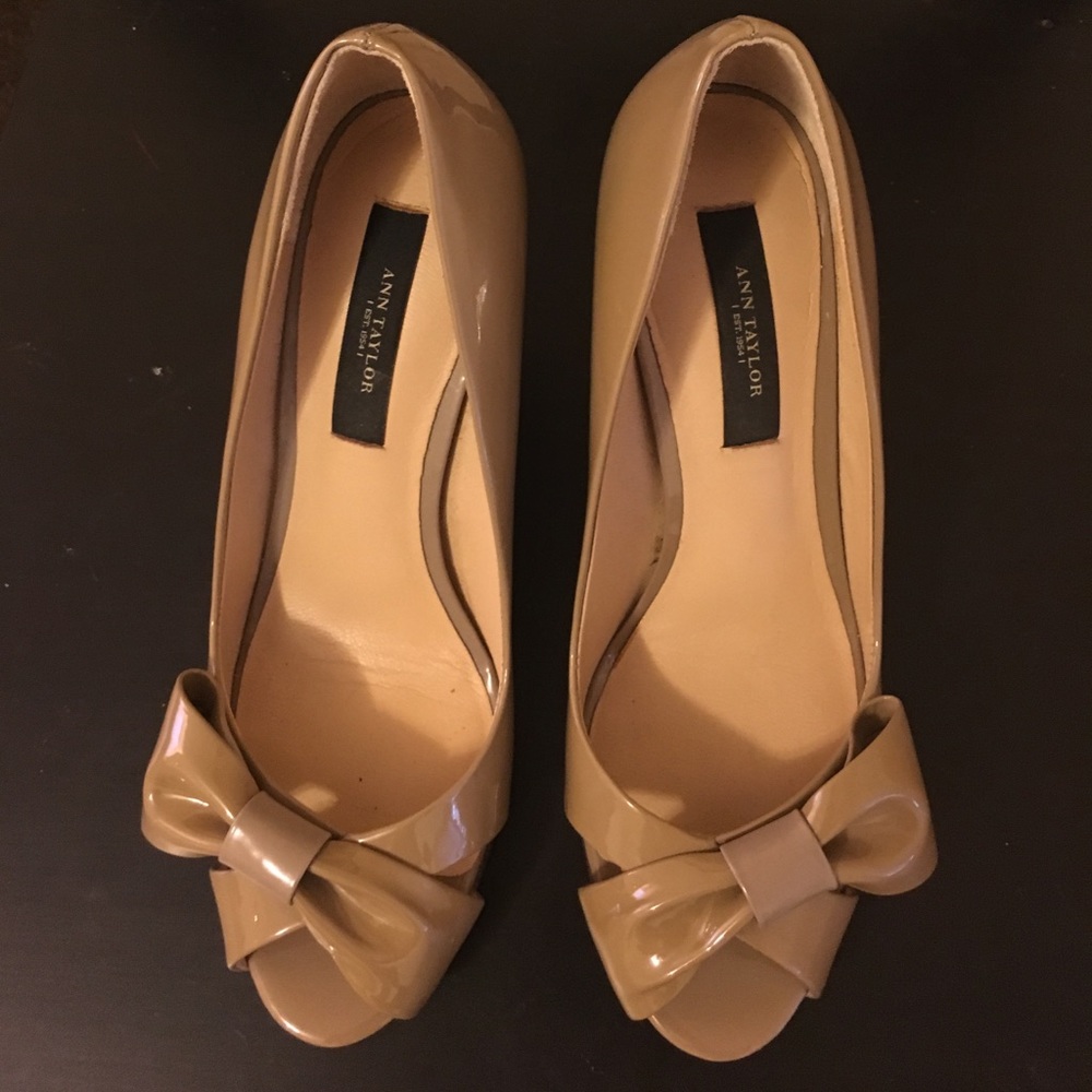 Ann Taylor Size 6-6.5 Nude Bow Tie Patent Heels