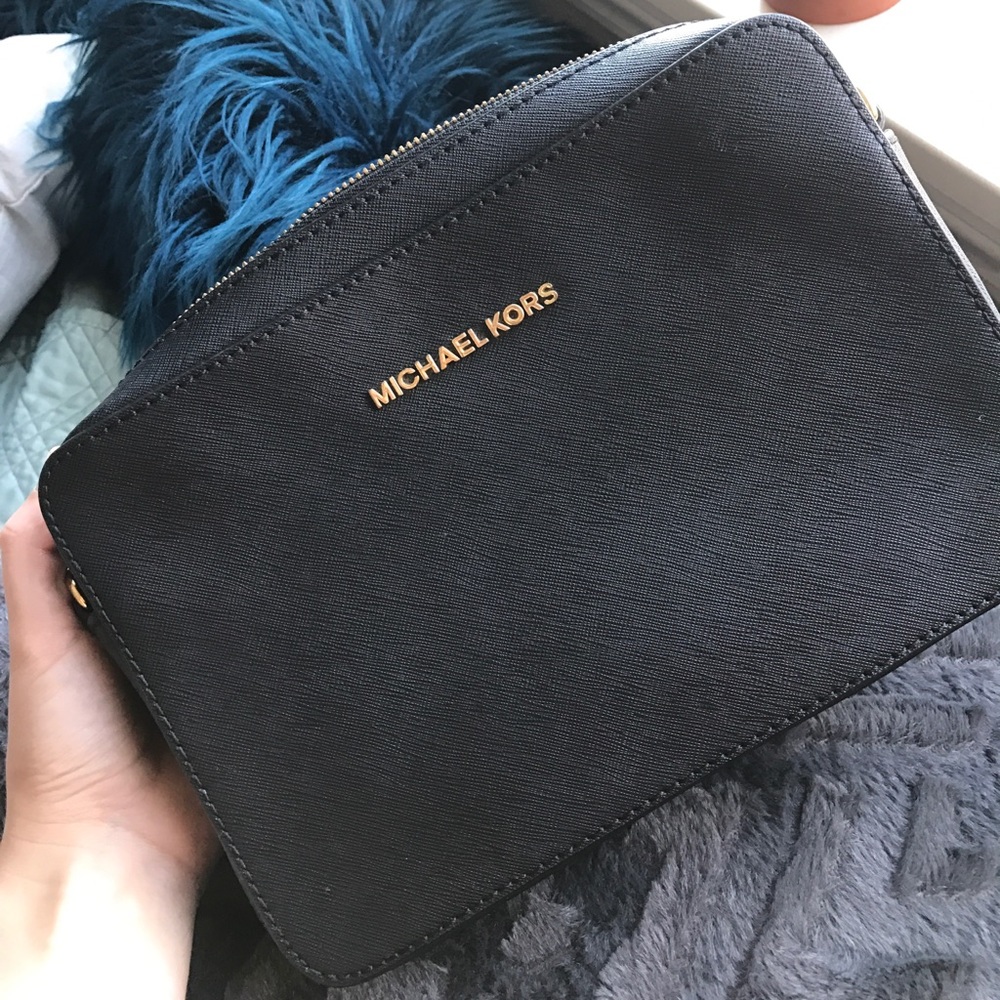 Michael Kors black jet set cross body!