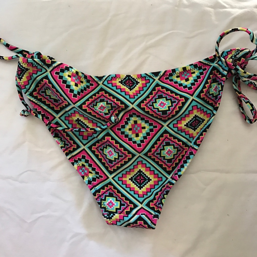 Bikini - Picture 2 of 2