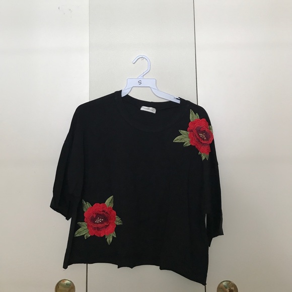 💸FINAL PRICE💸ROSE EMBROIDERED CROP TOP - Picture 3 of 5