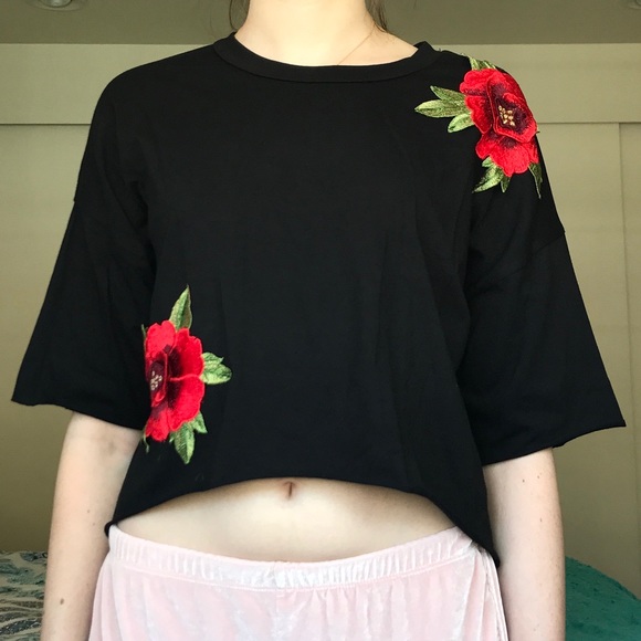 💸FINAL PRICE💸ROSE EMBROIDERED CROP TOP - Picture 5 of 5