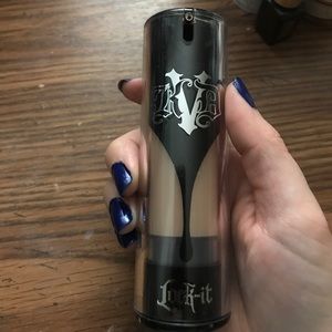 Kay Von D lock it  foundation light 44 cool