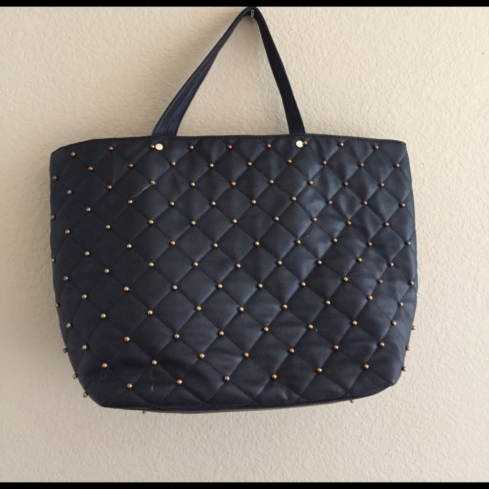 Neiman Marcus。     rivet black bag