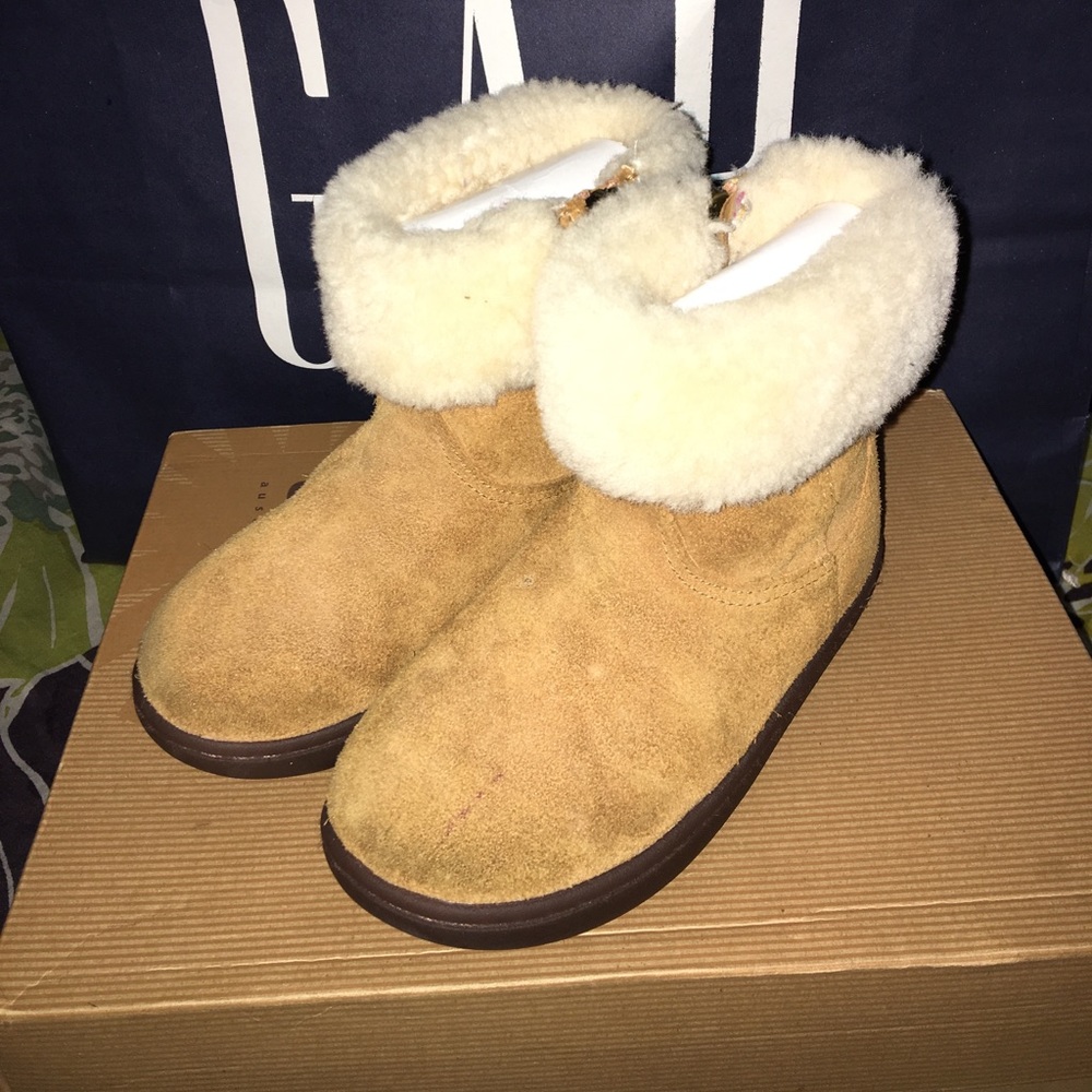 official UGG Jorie chestnut color size 9