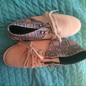 Mid rise tribal tan VANS