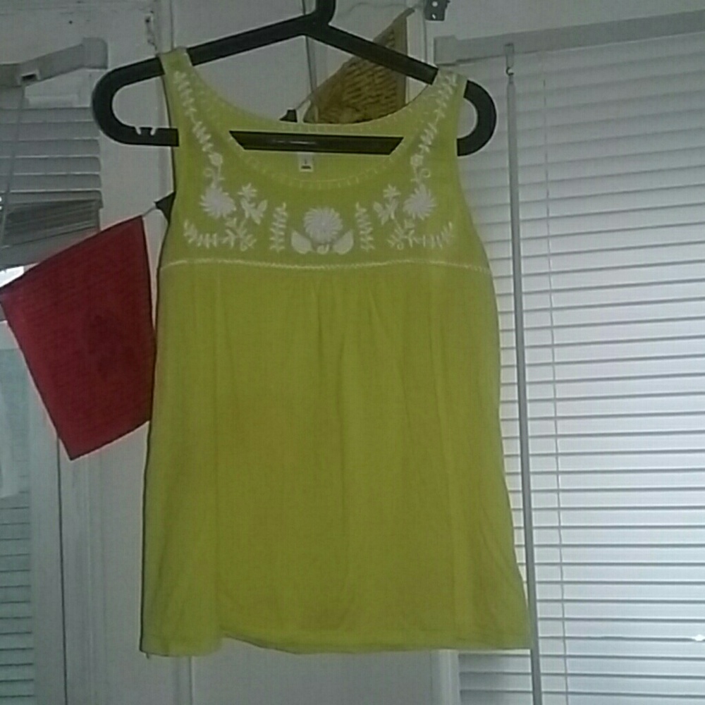 🌻BOGO ITEM🌻Flowy yellow tank top!