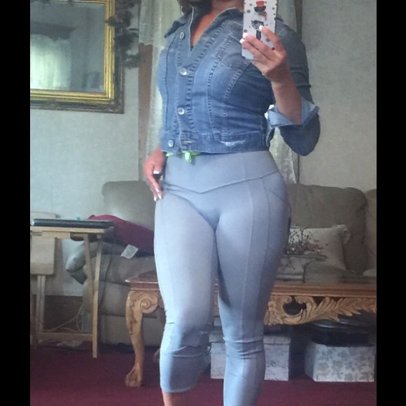 (SOLD) Lululemon ATRP Crop - Picture 2 of 7