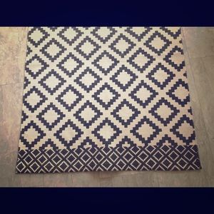 black and white rug with diamond pattern by h&m